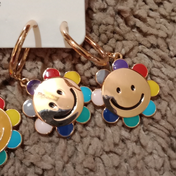 Rambling Rose smiley face earrings - Picture 2 of 4